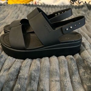 CROCS BROOKLYN LOW WEDGE